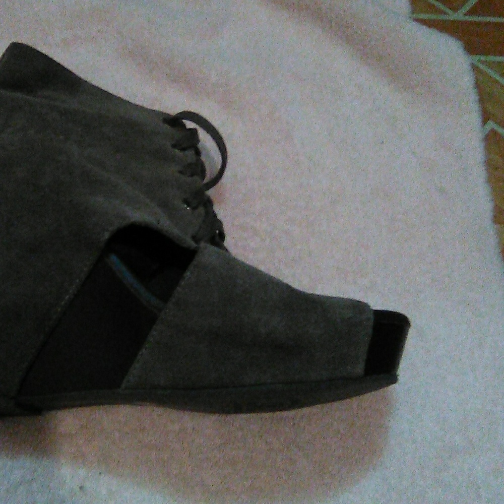 Shoes - Picture 2 of 7